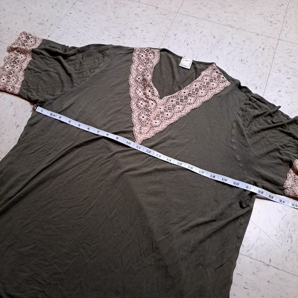 Amanda | Lace Trim V-Neck Top olive Green - Picture 10 of 10